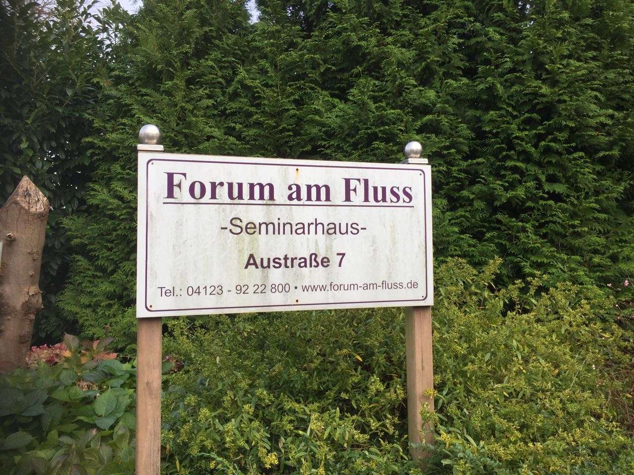Forum am Fluss.